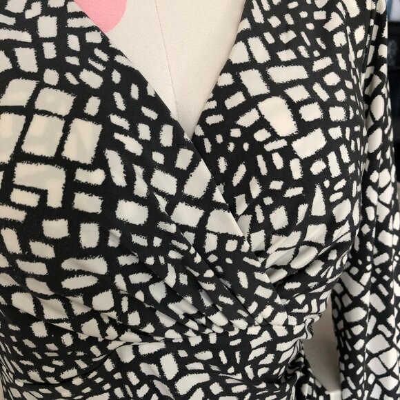 Lauren Ralph Lauren V Neck Faux Wrap Print Dress w Side Ruching Gray + Wht Sz 10 - Picture 3 of 13